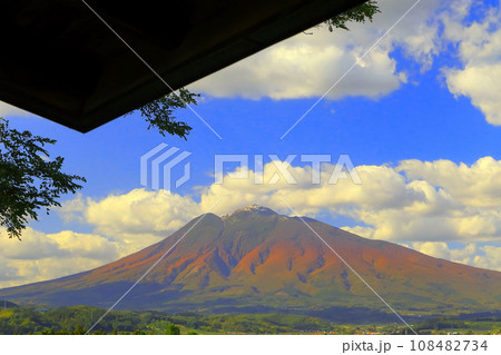 りんご公園展望台から眺望する新雪と紅葉の秀麗岩木山 りんご公園展望台から眺望する新雪と紅葉の秀麗岩木山 108482734