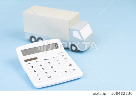 大型トラック　物流イメージ　トレーラー　配送　配達　宅配　引っ越し　運送業 108482830