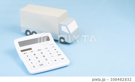 大型トラック　物流イメージ　トレーラー　配送　配達　宅配　引っ越し　運送業 108482832