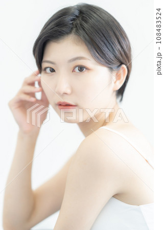 美容と健康をケアする若い女性 白バック 美容と健康をケアする若い女性 白バック 108483524