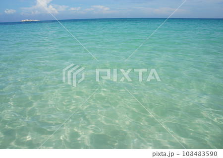 サメット島のエメラルドグリーンの海 108483590
