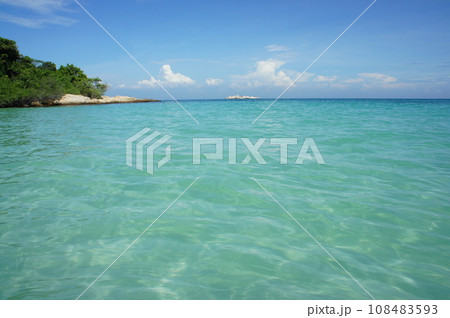 サメット島のエメラルドグリーンの海 108483593