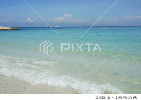サメット島のエメラルドグリーンの海 108483596