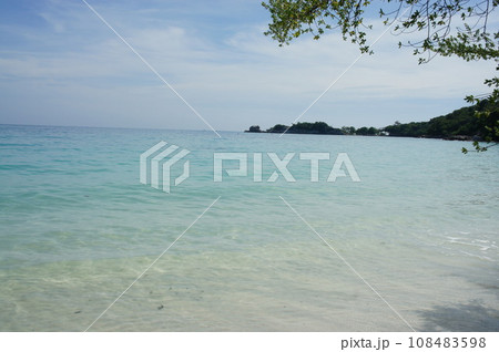 サメット島のエメラルドグリーンの海 108483598