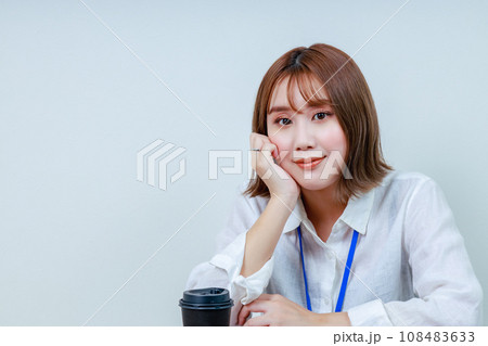 休憩をする若い女性スタッフ|左スペース 休憩をする若い女性スタッフ|左スペース 108483633