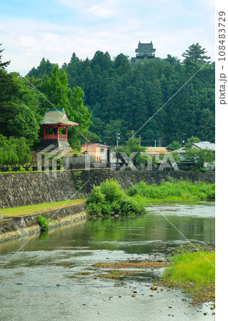 山と川のある町横手市の城と鐘撞堂のある風景  山と川のある町横手市の城と鐘撞堂のある風景  108483729