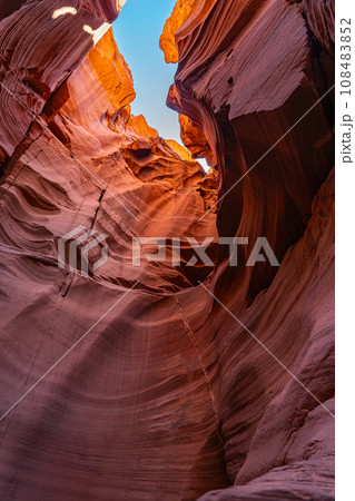 アンテロープキャニオンのキャニオンXから見上げる青空 108483852