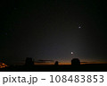 北斗七星が輝く夜空とモニュメントバレー 108483853