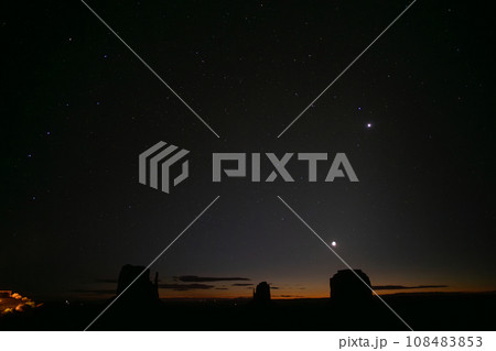 北斗七星が輝く夜空とモニュメントバレー 108483853