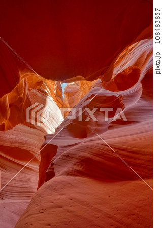 アンテロープキャニオンのキャニオンXから見上げる青空 108483857