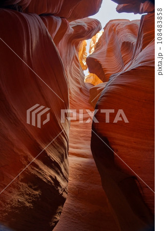 アンテロープキャニオンのキャニオンXから見上げる青空 108483858