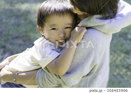 ママに抱っこされて微笑む男の子 ママに抱っこされて微笑む男の子 108483906