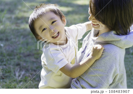 ママに抱っこされて微笑む男の子 ママに抱っこされて微笑む男の子 108483907