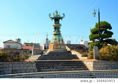 【香川県】丸亀港にある金毘羅講燈籠(太助燈籠) 【香川県】丸亀港にある金毘羅講燈籠(太助燈籠) 108483953