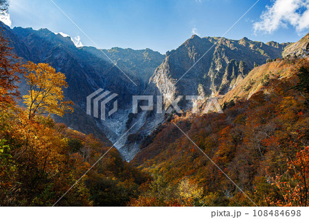 紅葉が輝く谷川岳一の倉沢 紅葉が輝く谷川岳一の倉沢 108484698