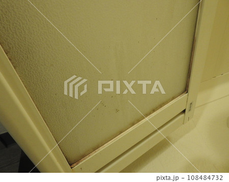 扉のかび汚れ　汚れ　ドアの汚れ　かび 108484732