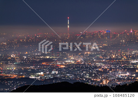 《東京都》東京遠景都市夜景・山間部から眺め 《東京都》東京遠景都市夜景・山間部から眺め 108485120