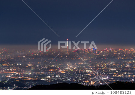 《東京都》東京遠景都市夜景・山間部から眺め 《東京都》東京遠景都市夜景・山間部から眺め 108485122