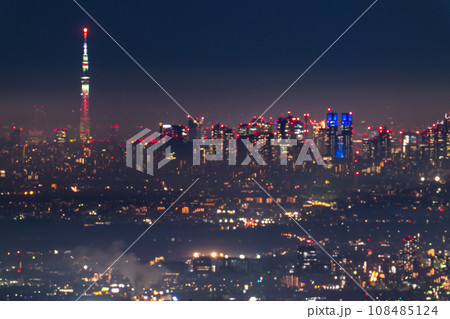 《東京都》東京遠景都市夜景・山間部から眺め 《東京都》東京遠景都市夜景・山間部から眺め 108485124