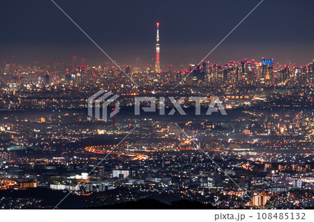 《東京都》東京遠景都市夜景・山間部から眺め 《東京都》東京遠景都市夜景・山間部から眺め 108485132