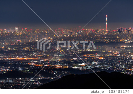 《東京都》東京遠景都市夜景・山間部から眺め 《東京都》東京遠景都市夜景・山間部から眺め 108485174