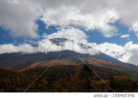 富士山の奥庭から望む紅葉（山梨県） 108485348