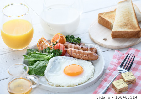 目玉焼きとパンのサラダの朝食  朝ご食のイメージ 108485514