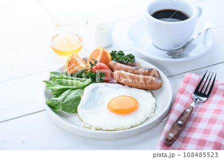 目玉焼きとサラダとコーヒーの朝食  朝ご食のイメージ 108485523
