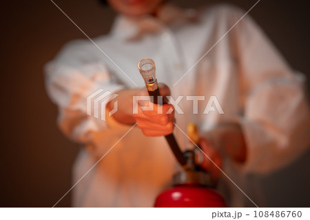 消火・女性 108486760