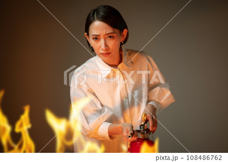 消火・女性 108486762
