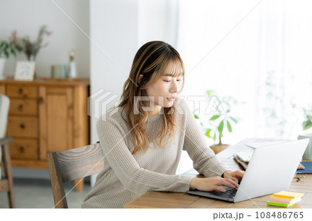 女性のライフスタイル　自宅でパソコンを操作する女性 108486765