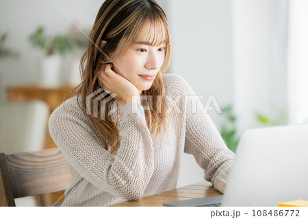 女性のライフスタイル　自宅でパソコンを操作する女性 108486772