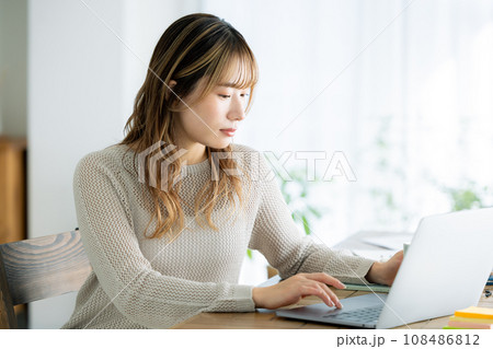 女性のライフスタイル　自宅でパソコンを操作する女性 108486812