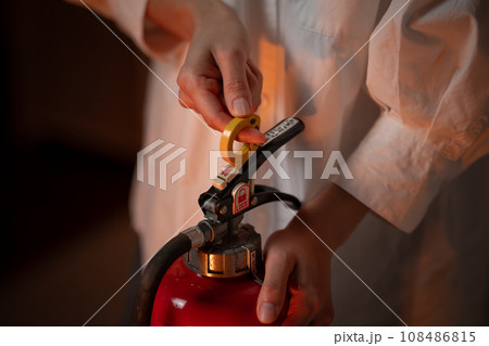 消火・女性 108486815