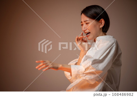 火災に気づく女性 火災に気づく女性 108486982
