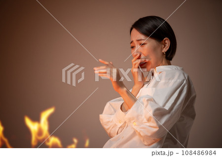 火災に気づく女性 火災に気づく女性 108486984