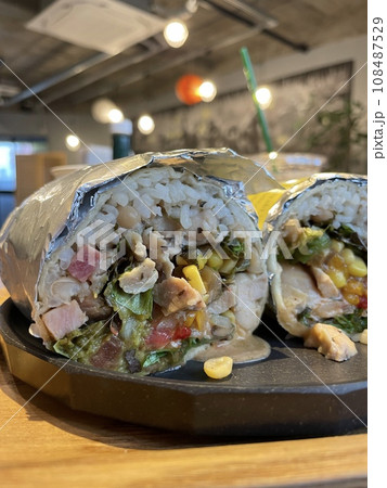 チキンブリトー メキシコ風ボリューム満点ラップサンド チキンブリトー メキシコ風ボリューム満点ラップサンド 108487529