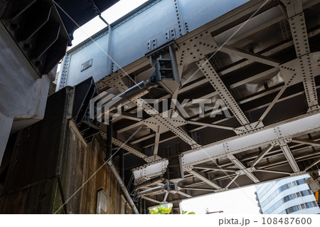 制震装置が施された鉄道桁橋の桁下 108487600