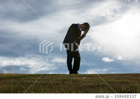頭を抱えるビジネスマン　Business 108488137
