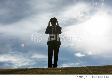 頭を抱えるビジネスマン　Business 108488138