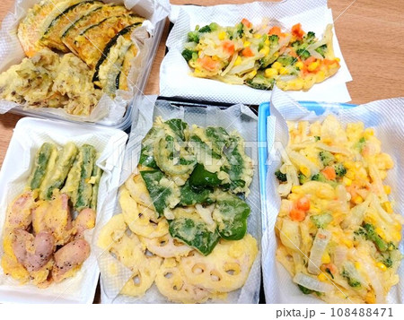 たくさんの家庭の天ぷら 108488471