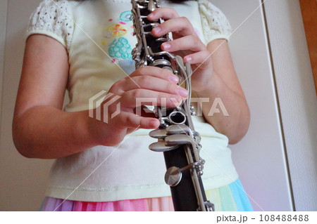 クラリネットを吹く小学4年生10歳の女の子。クラリネット歴4ヶ月。 108488488