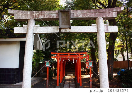 妙正寺境内にある鳥居と稲荷祠（2） 108488575
