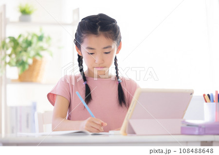 リビングで勉強する小学生 108488648
