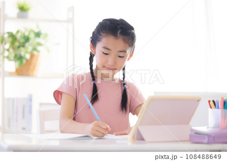 リビングで勉強する小学生 108488649
