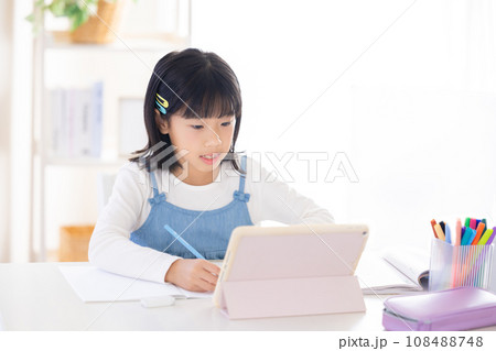 リビングで勉強する小学生 108488748