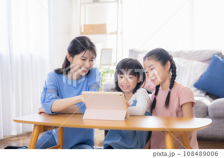 ファミリー　タブレットで動画を見るママと女の子 108489006