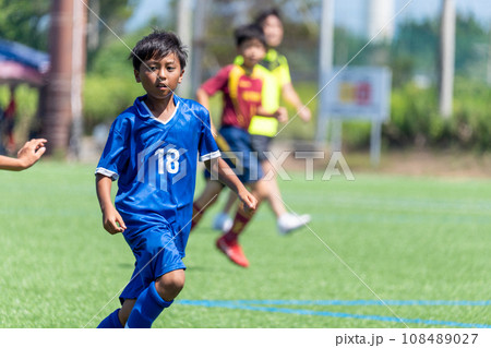 サッカーの試合をする小学生の男の子 108489027