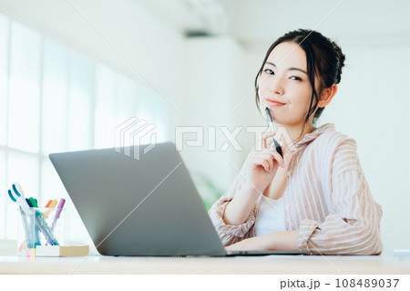 勉強をする大学生。 108489037