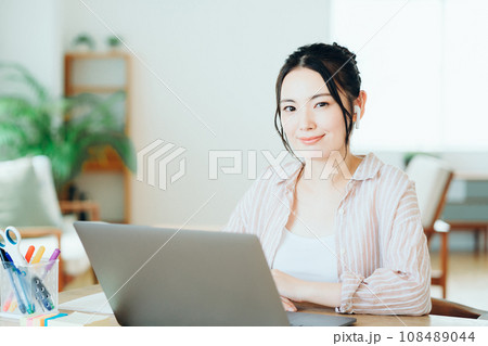 勉強をする大学生。 108489044